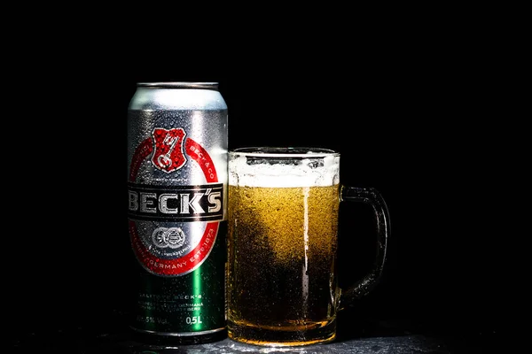Canette Bière Beck Becks Verre Bière Sur Fond Sombre Photo — Photo