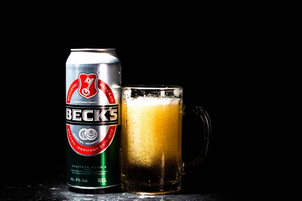 Uma Lata Cerveja Beck Becks Copo Cerveja Fundo Escuro Fotografia — Fotografia de Stock