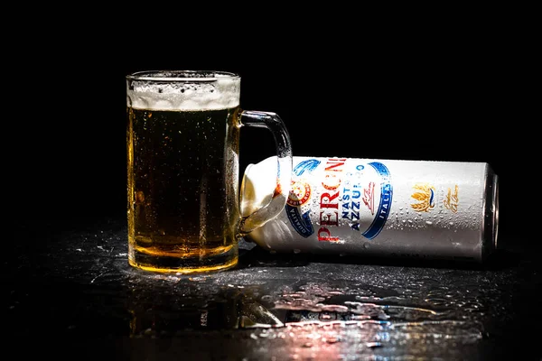 Arka Planda Bir Kutu Peroni Nastro Azzurro Birası Bira Bardağı — Stok fotoğraf