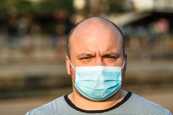 Jeune Homme Avec Masque Protecteur Médical Illustre Maladie Coronavirus Pandémique — Photo