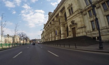 Coronavirüs salgınının yol açtığı değişimler ve komplikasyonlar kalabalığın olmadığı bir dünya, virüs sokakları boşaltıyor. Bükreş, Romanya, 2020 'de trafik sıkışıklığı, kirlilik yok, sokaklar bomboş.