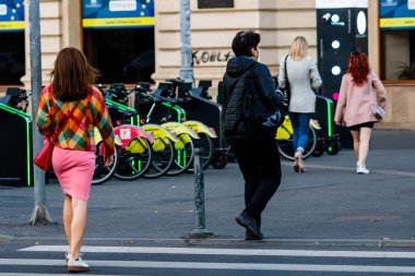 Romanya 'nın Bükreş ilçesinde 2021 yılında insanlar taşınıyor ve yayalar yürüyor