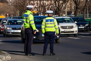 Romanya 'nın Bükreş şehir merkezinde yoğun saatlerde trafiği polis memuru ve Romanya Trafik Polisi (Politia Rutiera) yönetiyor.