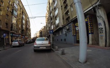 Coronavirüs salgınının yol açtığı değişimler ve komplikasyonlar kalabalığın olmadığı bir dünya, virüs sokakları boşaltıyor. Bükreş, Romanya, 2020 'de trafik sıkışıklığı, kirlilik yok, sokaklar bomboş.