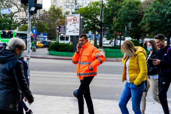 Ludzie Ruchu Piesi Spacerujący Śródmieściu Bukaresztu Rumunia 2021 — Zdjęcie stockowe