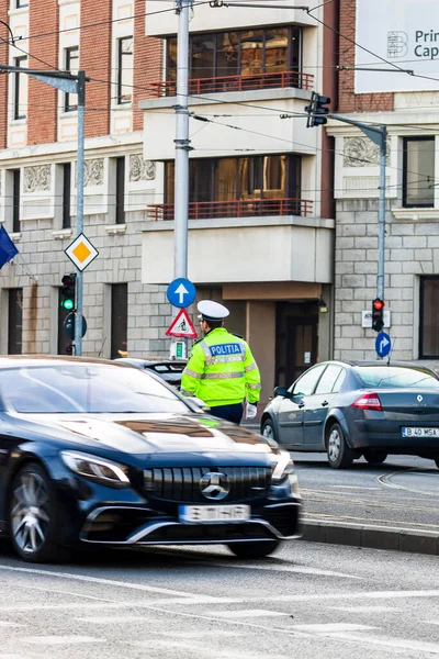 Romanya Nın Bükreş Şehir Merkezinde Yoğun Saatlerde Trafiği Polis Memuru — Stok fotoğraf