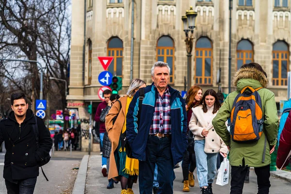 Romanya 'nın Bükreş kentinde 2021' de insanlar taşınıyor, sokaklarda yürüyor