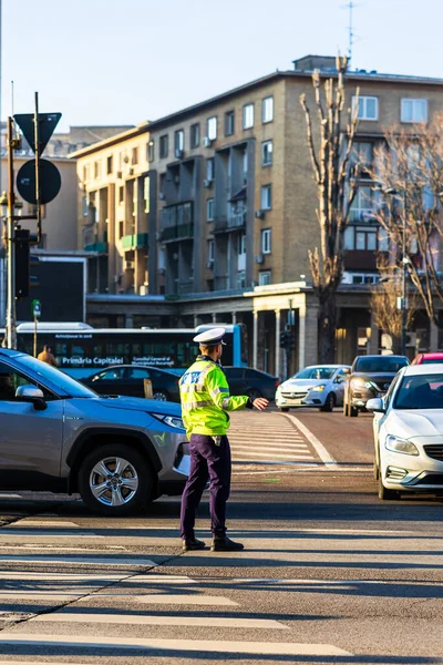 Rendőr Román Közlekedési Rendőrség Politia Rutiera Forgalomirányítás Csúcsforgalomban Bukarest Belvárosában — Stock Fotó
