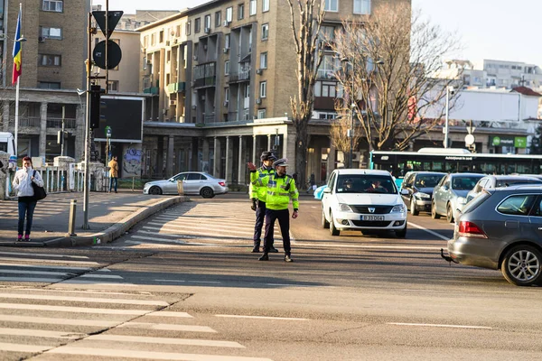 Romanya Nın Bükreş Şehir Merkezinde Yoğun Saatlerde Trafiği Polis Memuru — Stok fotoğraf