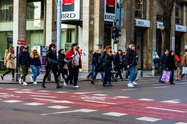 Personas Movimiento Peatones Caminando Centro Bucarest Rumania 2021 — Foto de Stock