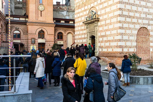 2021年在罗马尼亚布加勒斯特一个东正教教堂前等候的人群 — 图库照片