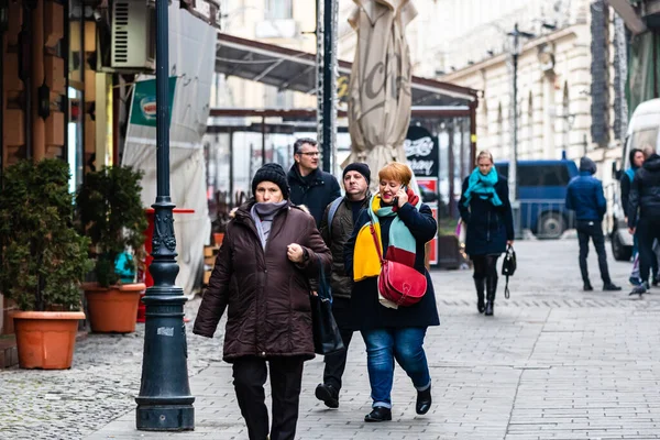 Personnes Déplaçant Marchant Dans Les Rues Centre Bucarest Roumanie 2021 — Photo