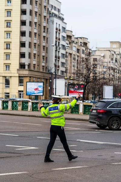 2021年 罗马尼亚交通警察 Politia Rutiera 的警察代理在罗马尼亚布加勒斯特市中心高峰时间指挥交通 — 图库照片