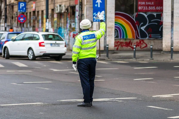 Politieagent Roemeense Verkeerspolitie Politia Rutiera Leidt Het Verkeer Tijdens Spits — Stockfoto