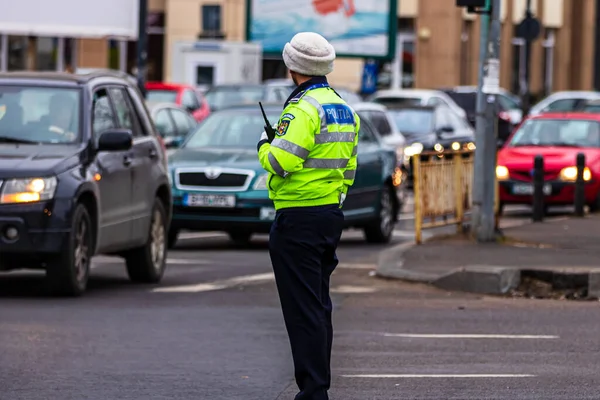 ルーマニアの交通警察警察 Politia Rutiera 2021年ルーマニアのブカレストのダウンタウンでラッシュ時に交通を指揮しています — ストック写真