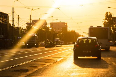 Trafiğin en yoğun olduğu saatte. Bükreş, Romanya, 2021 'de trafik sıkışıklığı, gün batımında yola çıkan arabalar