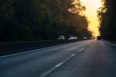 Trafiğin en yoğun olduğu saatte. Bükreş, Romanya, 2021 'de trafik sıkışıklığı, gün batımında yola çıkan arabalar