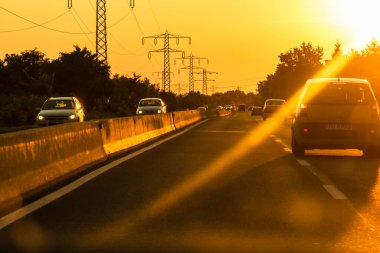 Trafiğin en yoğun olduğu saatte. Bükreş, Romanya, 2021 'de trafik sıkışıklığı, gün batımında yola çıkan arabalar