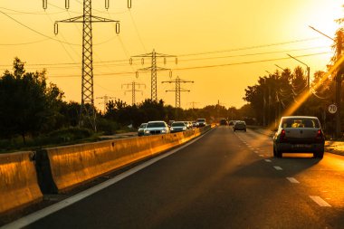 Trafiğin en yoğun olduğu saatte. Bükreş, Romanya, 2021 'de trafik sıkışıklığı, gün batımında yola çıkan arabalar