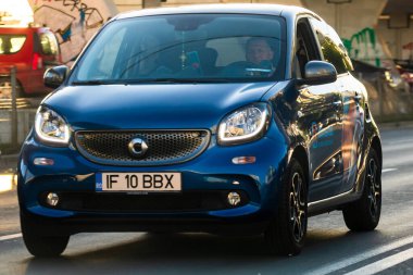 Trafiğin en yoğun olduğu saatte. Bükreş, Romanya, 2021 'de trafik sıkışıklığı, gün batımında yola çıkan arabalar