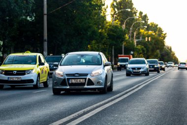 Trafiğin en yoğun olduğu saatte. Bükreş, Romanya, 2021 'de trafik sıkışıklığı, gün batımında yola çıkan arabalar