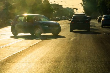 Trafiğin en yoğun olduğu saatte. Bükreş, Romanya, 2021 'de trafik sıkışıklığı, gün batımında yola çıkan arabalar