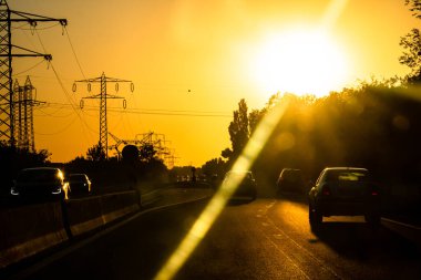 Trafiğin en yoğun olduğu saatte. Bükreş, Romanya, 2021 'de trafik sıkışıklığı, gün batımında yola çıkan arabalar