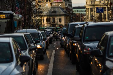 Şehrin şehir merkezinde trafik sıkışıklığında araba trafiği. Romanya 'nın başkenti Bükreş' te sabah ve akşam araba kirliliği, trafik sıkışıklığı