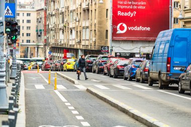 Şehrin şehir merkezinde trafik sıkışıklığında araba trafiği. Romanya 'nın başkenti Bükreş' te sabah ve akşam araba kirliliği, trafik sıkışıklığı