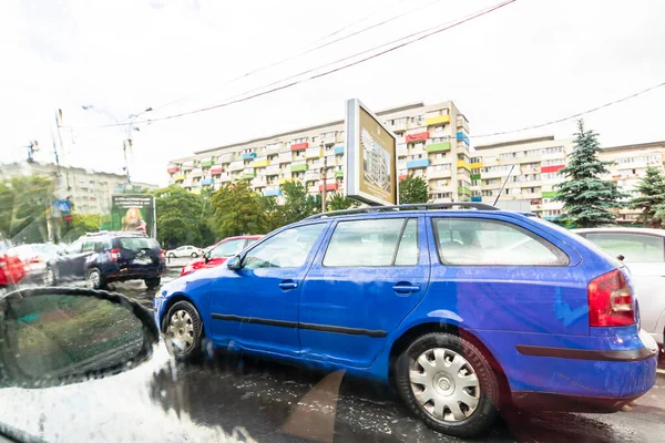ルーマニア ブカレスト 2020年に車のフロントウィンドウを介して道路ビューと曇りの雨の日の交通 — ストック写真