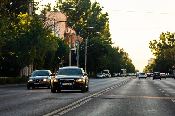 高峰时间的车流 2021年罗马尼亚布加勒斯特交通拥挤 日落时路上的汽车 — 图库照片