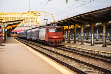 Bükreş 'teki tren istasyonunda (Gara de Nord Bükreş) tren bekliyor. Avrupa, Romanya ve Bükreş 'te trenle seyahat