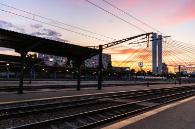 Bükreş 'teki tren istasyonunda (Gara de Nord Bükreş) tren bekliyor. Avrupa, Romanya ve Bükreş 'te trenle seyahat