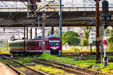 Bükreş 'teki tren istasyonunda (Gara de Nord Bükreş) tren bekliyor. Avrupa, Romanya ve Bükreş 'te trenle seyahat