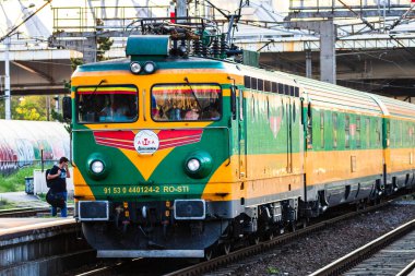 Bükreş 'teki tren istasyonunda (Gara de Nord Bükreş) tren bekliyor. Avrupa, Romanya ve Bükreş 'te trenle seyahat