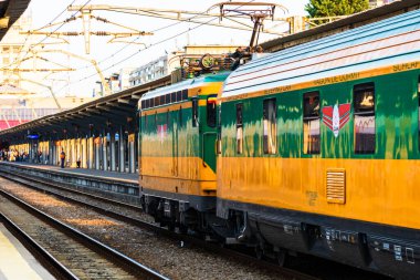 Bükreş 'teki tren istasyonunda (Gara de Nord Bükreş) tren bekliyor. Avrupa, Romanya ve Bükreş 'te trenle seyahat