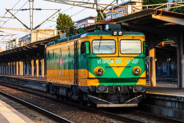 Bükreş 'teki tren istasyonunda (Gara de Nord Bükreş) tren bekliyor. Avrupa, Romanya ve Bükreş 'te trenle seyahat