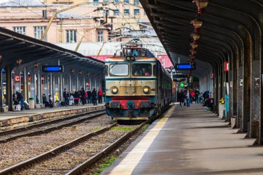 Bükreş 'teki tren istasyonunda (Gara de Nord Bükreş) tren bekliyor. Avrupa, Romanya ve Bükreş 'te trenle seyahat