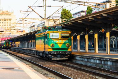 Bükreş 'teki tren istasyonunda (Gara de Nord Bükreş) tren bekliyor. Avrupa, Romanya ve Bükreş 'te trenle seyahat