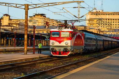 Bükreş 'teki tren istasyonunda (Gara de Nord Bükreş) tren bekliyor. Avrupa, Romanya ve Bükreş 'te trenle seyahat