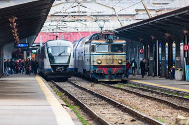 Bükreş 'teki tren istasyonunda (Gara de Nord Bükreş) tren bekliyor. Avrupa, Romanya ve Bükreş 'te trenle seyahat