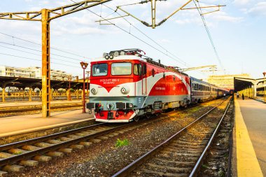 Bükreş 'teki tren istasyonunda (Gara de Nord Bükreş) tren bekliyor. Avrupa, Romanya ve Bükreş 'te trenle seyahat
