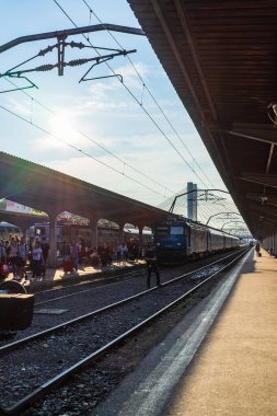Bükreş 'teki tren istasyonunda (Gara de Nord Bükreş) tren bekliyor. Avrupa, Romanya ve Bükreş 'te trenle seyahat