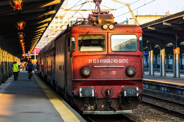 Τρένο Περιμένει Στην Αποβάθρα Του Τρένου Στο Βόρειο Σιδηροδρομικό Σταθμό — Φωτογραφία Αρχείου