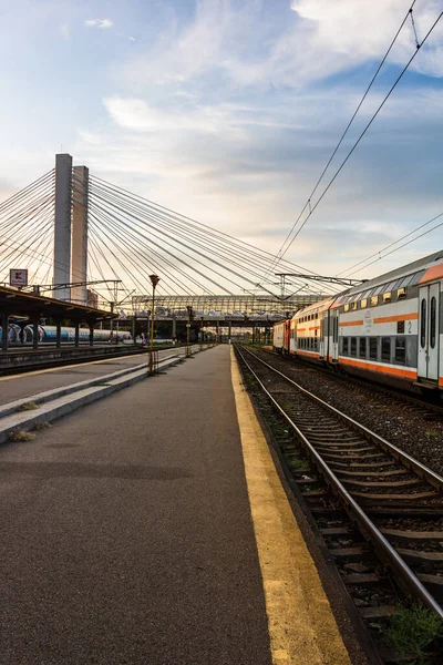 Bükreş 'teki tren istasyonunda (Gara de Nord Bükreş) tren bekliyor. Avrupa, Romanya ve Bükreş 'te trenle seyahat