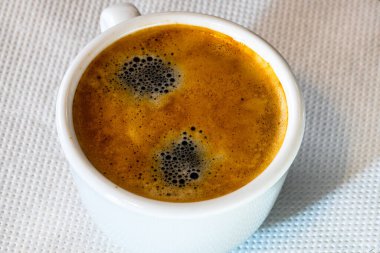 Bir fincan kahve detayı. Espresso kahvesi. Yakın çekim.