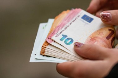 EURO banknotlarının detaylarına özen göster. EURO banknotlarını saymak ya da vermek. Dünya para kavramı, enflasyon ve ekonomi kavramı