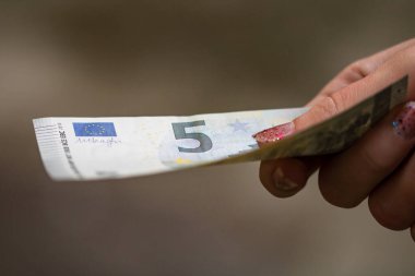 EURO banknotlarının detaylarına özen göster. EURO banknotlarını saymak ya da vermek. Dünya para kavramı, enflasyon ve ekonomi kavramı