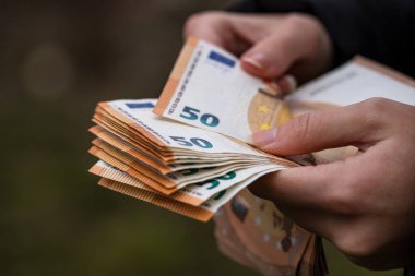 EURO banknotlarının detaylarına özen göster. EURO banknotlarını saymak ya da vermek. Dünya para kavramı, enflasyon ve ekonomi kavramı