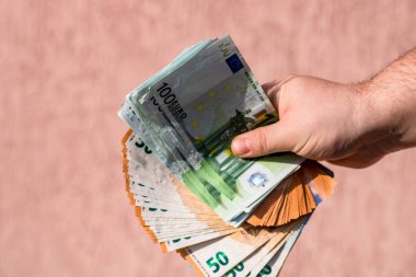 EURO banknotlarının detaylarına özen göster. EURO banknotlarını saymak ya da vermek. Dünya para kavramı, enflasyon ve ekonomi kavramı